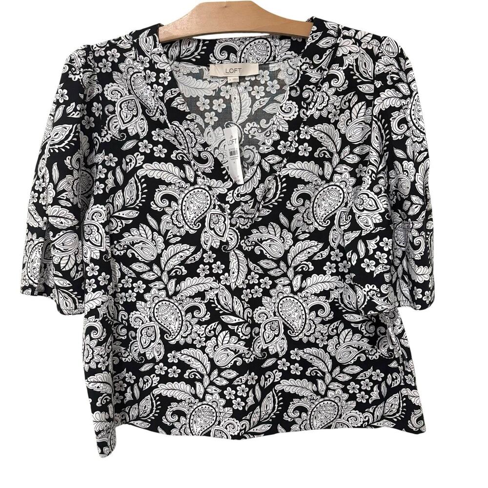 Ann Taylor LOFT | Top Black White Short Sleeve Floral Paisley V Neck NWT- Medium